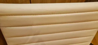 Silla de oficina plateada y blanca