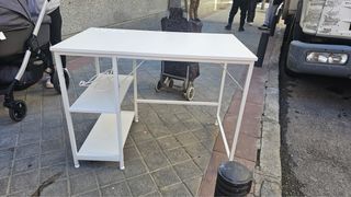 Escritorio blanco con estanterías