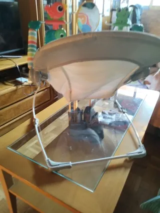 Mecedora de bebé con juguetes