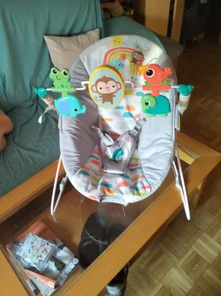 Mecedora de bebé con juguetes