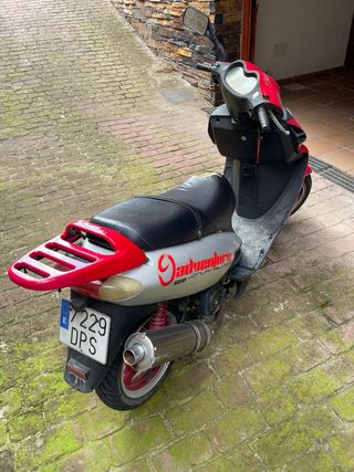 Moto Scooter 125cc Roja y Blanca