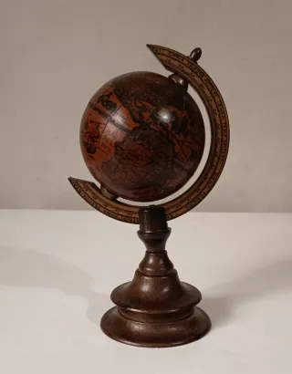 Mappamondo vintage in legno stile antico