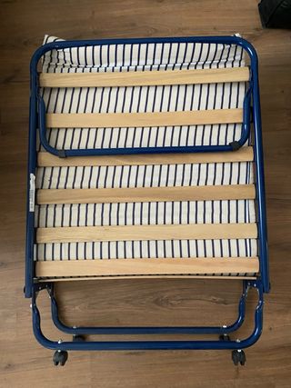 Cama Plegable IKEA Azul y Blanca, con ruedas