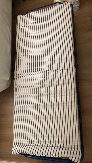 Cama Plegable IKEA Azul y Blanca, con ruedas