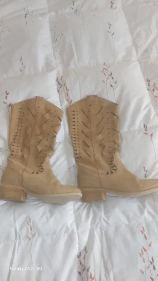 Botas Beige con Diseño Calado