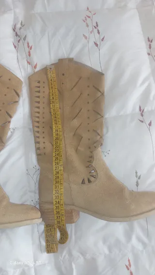Botas Beige con Diseño Calado