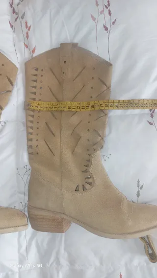 Botas Beige con Diseño Calado
