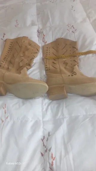 Botas Beige con Diseño Calado