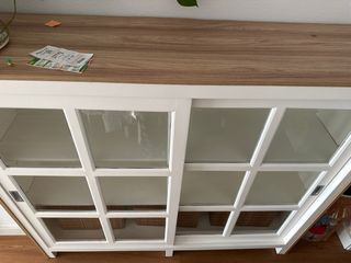 Librería blanca y madera con puertas de cristal