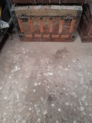 Cassettoni antichi in legno e metallo, ciascuno 75