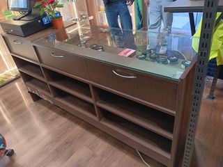 Mostrador y estanterías de madera y cristal