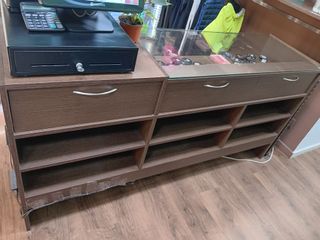 Mostrador y estanterías de madera y cristal