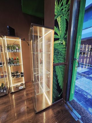 Mostrador y estanterías de madera y cristal