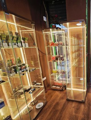 Mostrador y estanterías de madera y cristal