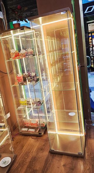 Mostrador y estanterías de madera y cristal