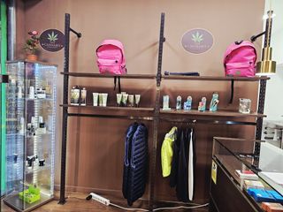 Mostrador y estanterías de madera y cristal