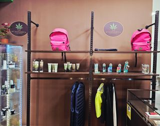 Mostrador y estanterías de madera y cristal