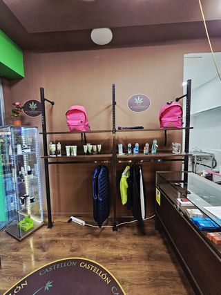 Mostrador y estanterías de madera y cristal