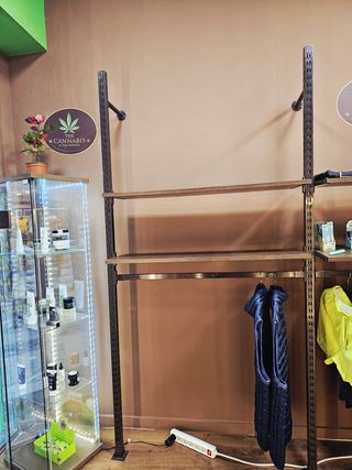 Mostrador y estanterías de madera y cristal