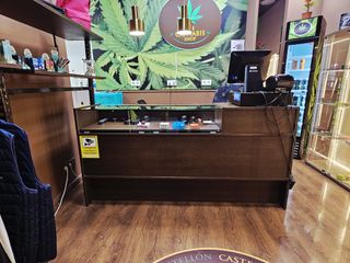 Mostrador y estanterías de madera y cristal