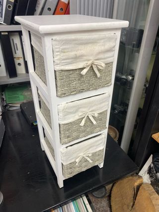 Cajonera de madera con cestas