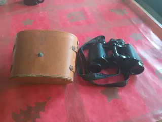 Prismáticos vintage con funda de cuero