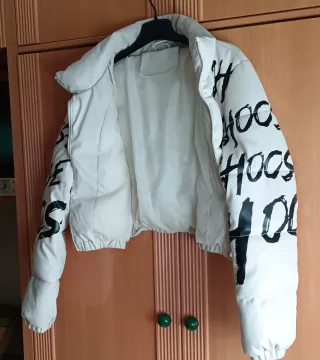 Cazadora bomber beige con letras negras