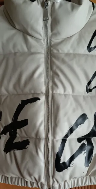 Cazadora bomber beige con letras negras