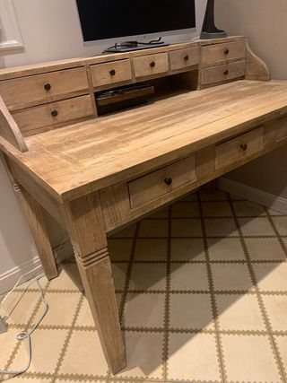 Escritorio de madera con cajones