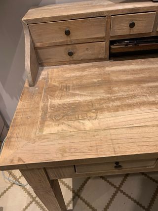 Escritorio de madera con cajones