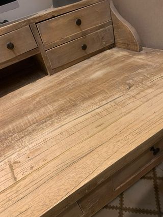 Escritorio de madera con cajones