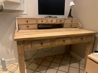 Escritorio de madera con cajones