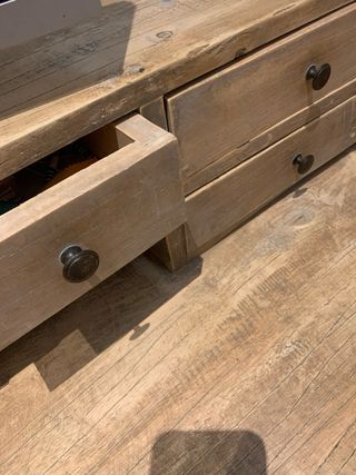 Escritorio de madera con cajones