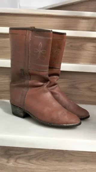Botos de cuero marrones. Valverde del camino.