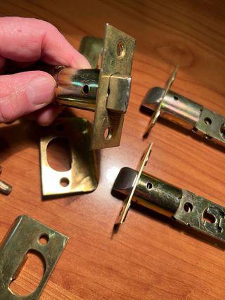 Resbalón para puerta metálico