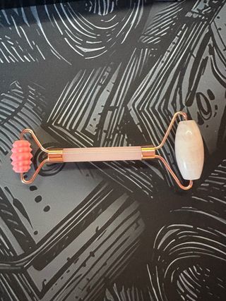 Rodillo masajeador facial cuarzo rosa