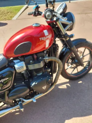 Triumph street twin