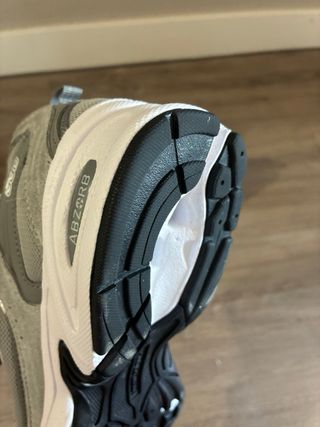 Zapatillas New Balance Grises y Blancas