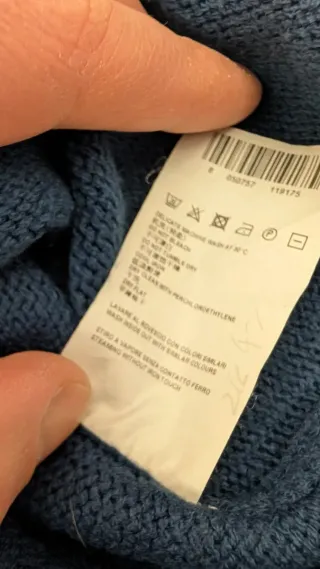 Pullover blu con toppe sui gomiti