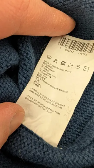 Pullover blu con toppe sui gomiti