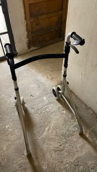 Andador con ruedas plegable