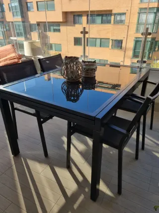 Mesa extensible y 6 sillas de jardín
