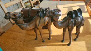 Figuras de camellos artesanales de cuero