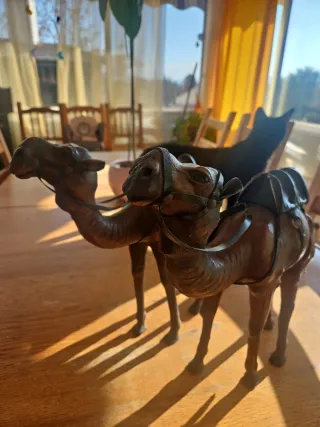 Figuras de camellos artesanales de cuero