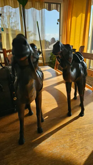 Figuras de camellos artesanales de cuero