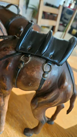 Figuras de camellos artesanales de cuero