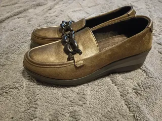 Zapatos de cuña dorados con cadena