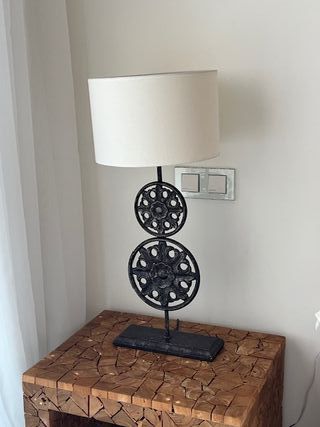 2 Lámparas de mesa beige y negra