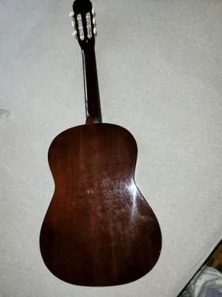 Guitarra Clásica Sonora C16 le falta una cuerda.