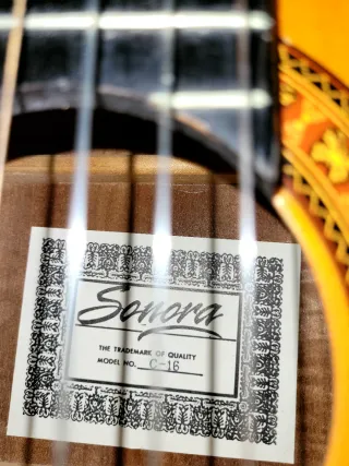 Guitarra Clásica Sonora C16 le falta una cuerda.